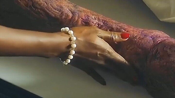 Bocah laki-laki kulit hitam pergi ke toko dan bersiul kepada seorang pria kulit putih, malam itu jug