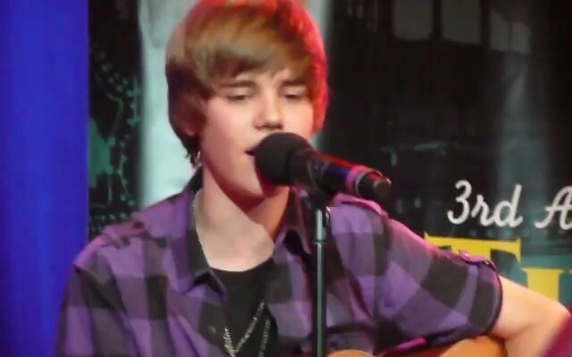 Justin Bieber meng-cover "So Sick" akustik (Hard Rock cafe 09/24/2009 480p)