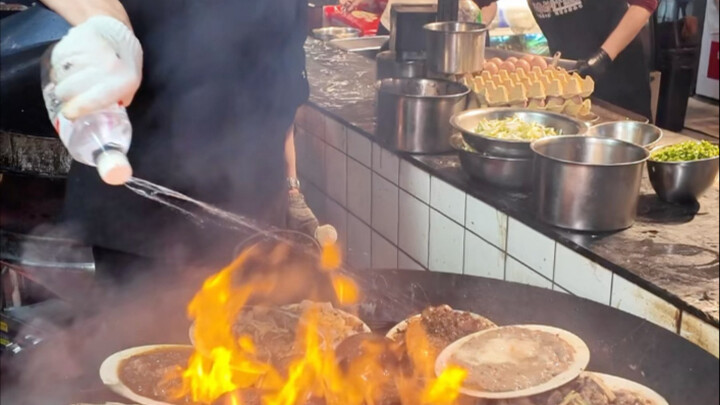 Sekali masak, sekali saji sepuluh macam hidangan. Ayam, bebek, ikan, daging—semuanya ada. Hidangan k