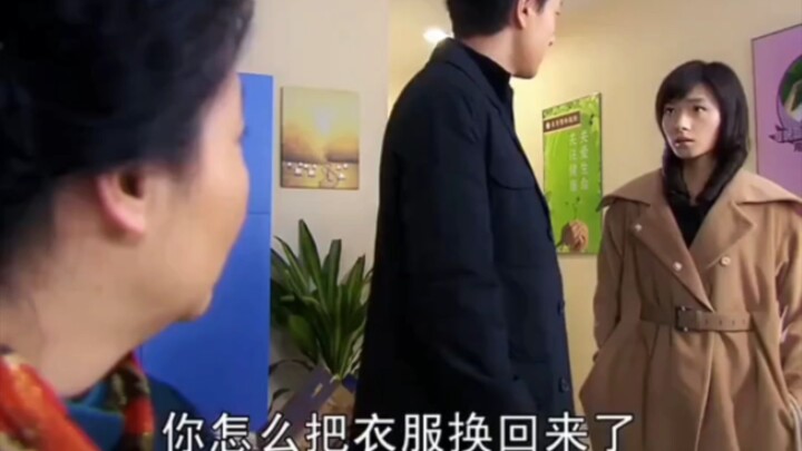 Man Mistakes Twin Sister for Wife and Kneels to Kiss Her—Only to Realize She’s His Long-Lost Sibling