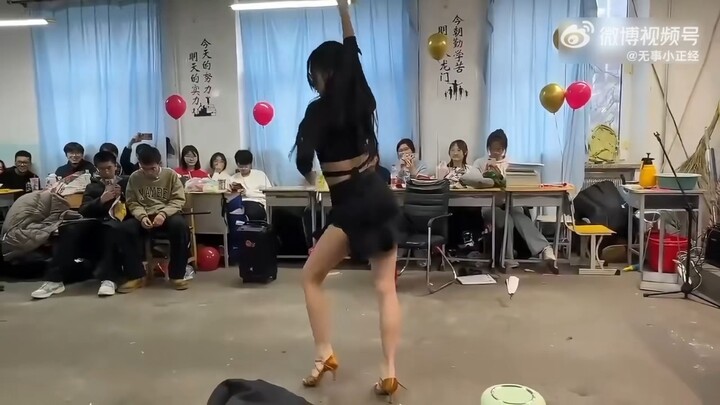 Trải nghiệm thế nào khi có một giáo viên chủ nhiệm biết nhảy Latin?