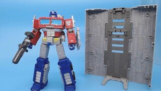 There is no difference, the same as Transformers Kingdom Optimus Prime