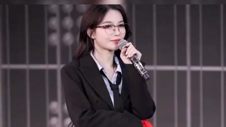 Xu Yangyuzhuo ترقص مرتدية زي OL وكعبًا عاليًا شفافًا بحزام واحد!