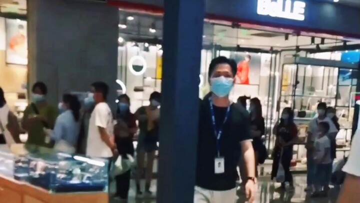 ผู้ชายที่สามารถโดดเด่นจากฝูงชนเพียงแค่ยืนขึ้น!