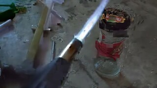 看我把V12发动机成功装进罐头瓶中！！！~