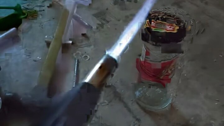 看我把V12发动机成功装进罐头瓶中！！！~