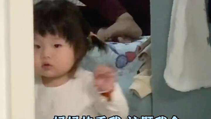 Adik perempuan meniru kakak laki-lakinya yang berusia 3 tahun saat menangis dan mengamuk, menggunaka