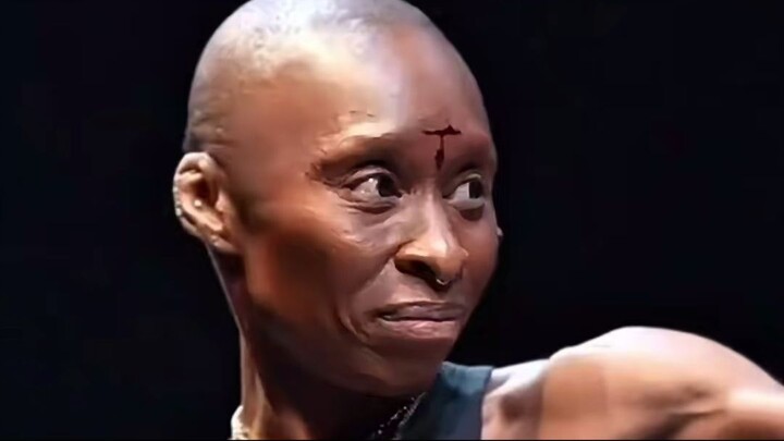 Você Reparou na marca de sangue na Testa de Cynthia