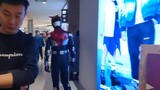 Penggemar Kamen Rider kaget melihat penggemar Kamen Rider di belakang Rider Kick "Shopping Mall" saa
