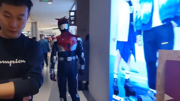 Kabuto leather suits are out on the street and fans of Kamen Rider Kick are behind Rider Kick "Mall 