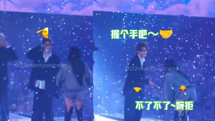 Tôi thực sự cười muốn chết vì màn chào hỏi của Mark và Yeongji 🤣 mk:🫡 Bắt tay một cái nhé🤝? yj: Từ c
