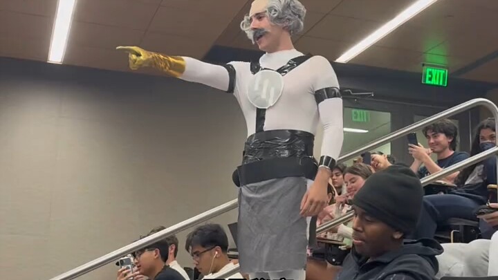 When the Invincible Hero Appears in the Classroom