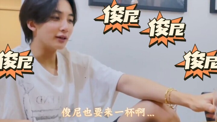 俊尼自从上次直播发现可以去队友直播间留言，这次就在净汉的直播间里留言了，聊的好开心！！