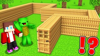 JJ and Mikey Found A CROOKED DOOR in Minecraft Maizen!
