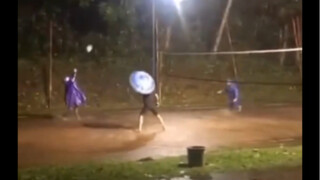 It's raining heavily, but the volleyball is still going on~