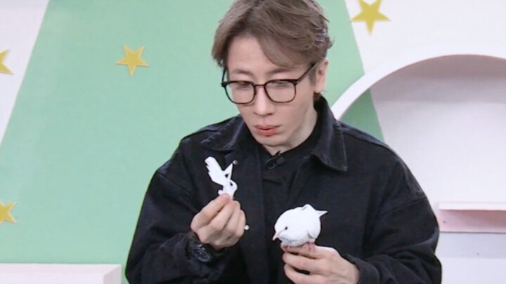 Qianqian Quege – Liu Qian and His Not-So-Well-Behaved Little Pigeon