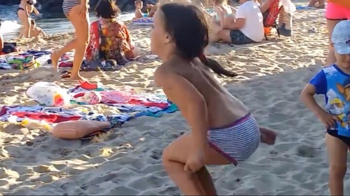 Болгария Аля на пляже гимнастика