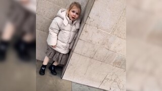 เด็กหญิง: วันนี้เจอคนไม่ดีมากเลย! ผู้ปกครอง: วันนี้เจอคนดีมากเลย!