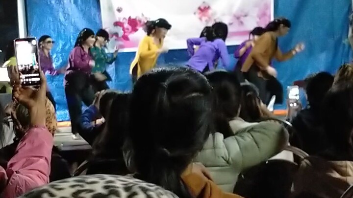 Thái Bình có LỄ KỶ NIỆM hay lắm luôn  ,vài bà lên nhảy ạ độc lạ thế nhỉ :)))))))))
