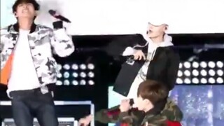 [BTS] Taehyung: Saat baru debut dulu, berapa banyak ARMY yang mulai menyukai kami karena tarianku?