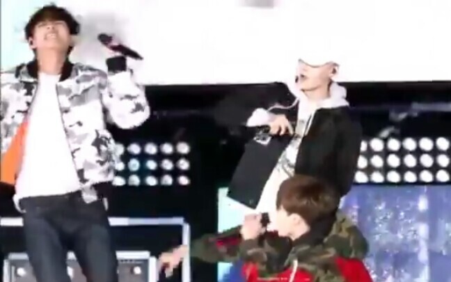 [BTS] Taehyung: Saat baru debut dulu, berapa banyak ARMY yang mulai menyukai kami karena tarianku?