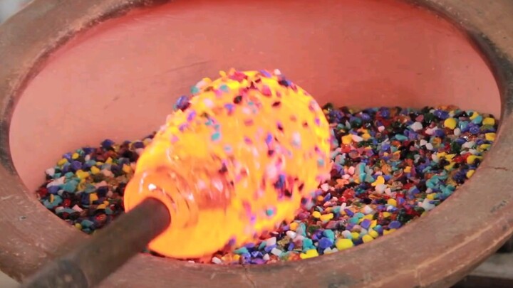 Amazing blown glass container. Watching it is so satisfying!