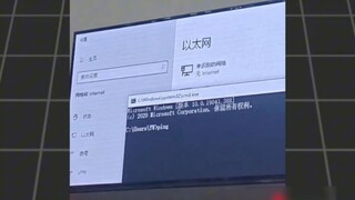 Màn hình lớn tại ga không có mạng, nhân viên vận hành hậu trường đang sửa chữa tại chỗ