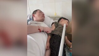 ลูกชายตั้งใจตกเตียงเพื่อทดสอบอาการของพ่อที่ยังไม่ตื่น และในวินาทีต่อมาก็ได้รับการกอด แม่ของเขาตกใจแล