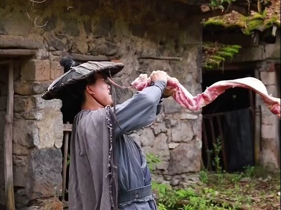 Aku hampir dimakan perut babi! !