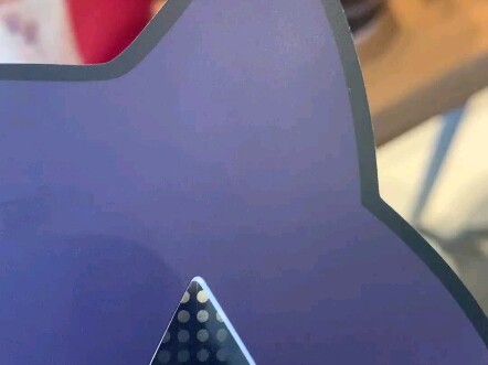 Siapa yang belum tahu bahwa masker kucing KFC bisa memunculkan cahaya di kepala kucing?