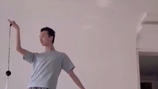 男子尝试用“纱球”跳敦煌飞天将异域风情完美融入