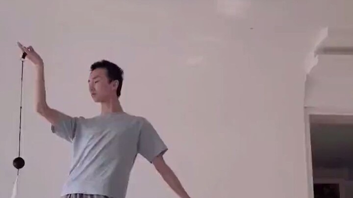 男子尝试用“纱球”跳敦煌飞天将异域风情完美融入