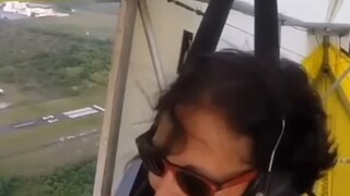 Kucing terbang di rumah