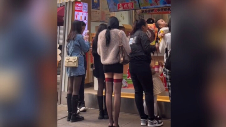 My best friend always dresses like this when she goes out—how should I advise her?