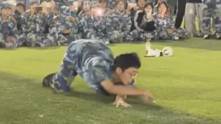 Freshman军训 gala: Is this handsome guy planning to declare war on all the girls on campus?