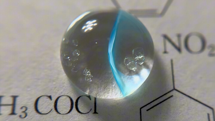 Aku berkelana di tengah kerumunan orang, hanya untuk mencari keberadaanmu.