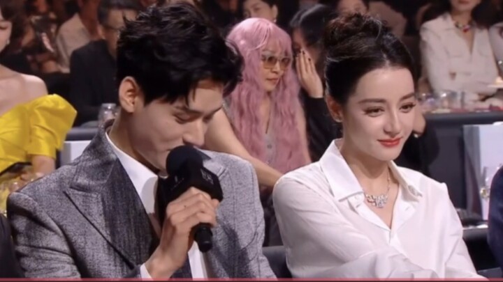 Dilraba dan Gong Jun berada dalam bingkai yang sama, menerima penghargaan dari penonton dan di pangg