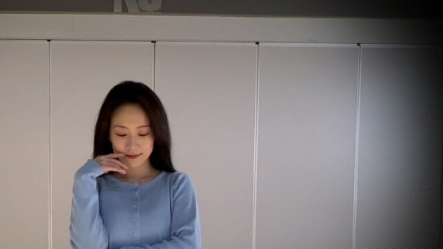 Liu Mei, yang sudah hampir sepuluh tahun tidak tampil di panggung, menari dengan es krim