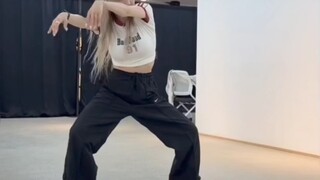 สมาชิกทีมโอซาก้าจาก Street Women Fighter ซีซั่น 3 ฝึกเต้นกับหัวหน้าทีมอย่างใกล้ชิด! รวมถึงกิจกรรมประ