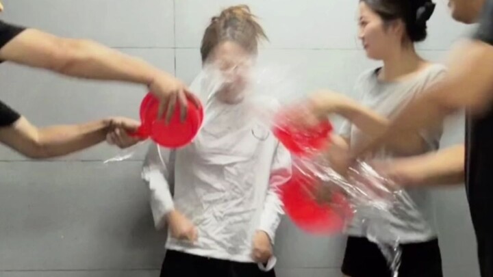 Trò chơi nhỏ dựng chai và té nước~
