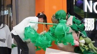 江苏徐州，青蛙和路人拍照时“头掉了”：