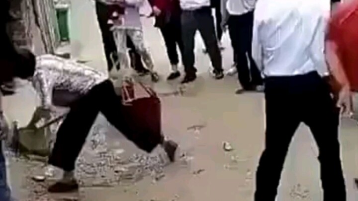 Múc phân bằng gáo, chẳng khác gì Lữ Bố giáng trần.