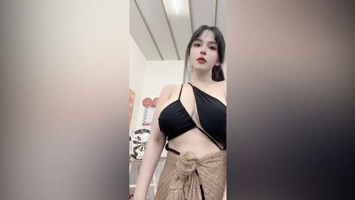 “姐姐你这衣服好像有点不合身....”