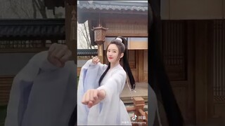 Bai Feng Xi ‘s graceful dance