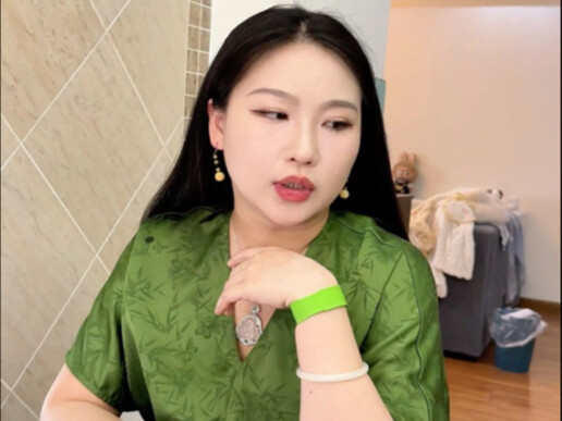 Ketika aku meniru Liu Siyi saat memeriksa gelang