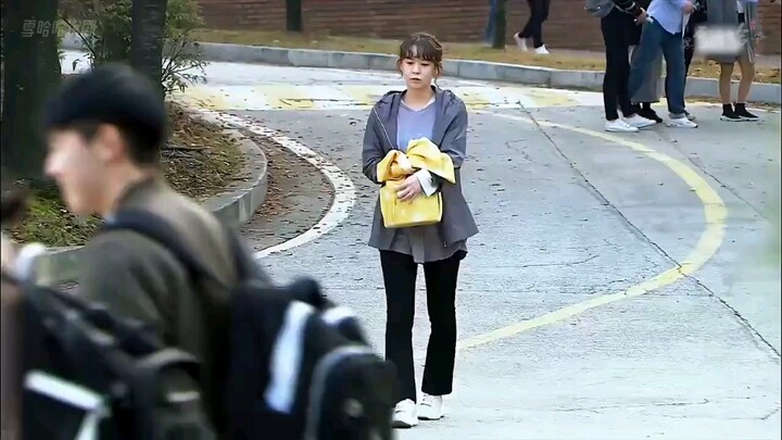 The wife went to deliver meals to her husband who was attending university, but he lied to his class