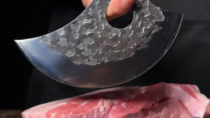 Pisau tukang daging vs daging babi berlapis