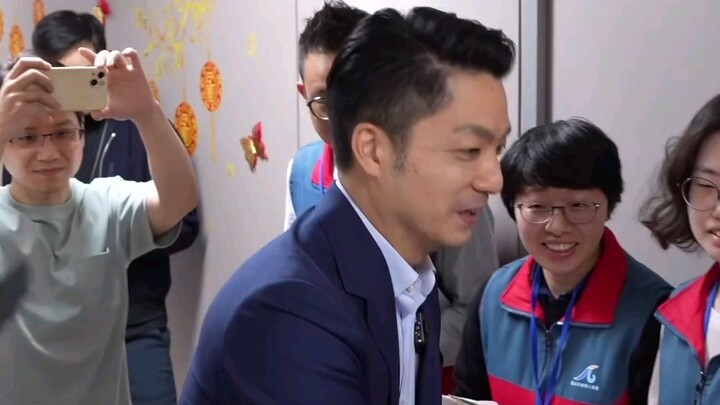 Mayor Jiang & the City Government Hand Out Red Envelopes—It Really Feels Like Chinese New Year!