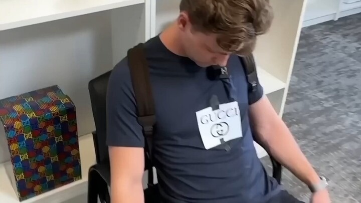 Nhân viên bán hàng Hermès vs nhân viên bán hàng Gucci