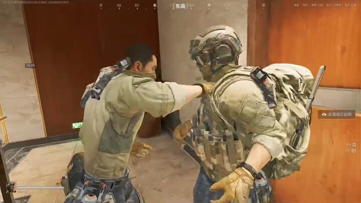 Hai kẻ giả vờ tấn công dữ dội anh ấy